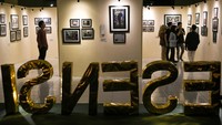 Pengunjung mengamati karya dalam pameran foto Esensi di UIN Syarif Hidayatullah Jakarta, Ciputat, Tangerang Selatan, Banten, Selasa (19/12/2023).   