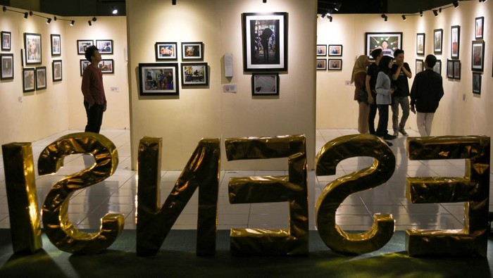 Mengunjungi Pameran Fotografi 'Esensi' Karya Mahasiswa Pengunjung mengamati karya dalam pameran foto Esensi di UIN Syarif Hidayatullah Jakarta, Ciputat, Tangerang Selatan, Banten, Selasa (19/12/2023). Komunitas fotografi Kalacitra menggelar pameran foto yang menampilkan delapan karya foto cerita dari delapan fotografer bertajuk Esensi yang berlangsung hingga 22 Desember 2023. ANTARA FOTO/Sulthony Hasanuddin/nym.