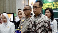 Budi mengatakan sebanyak 13 persen pemudik menggunakan angkutan kereta api, 11 persen menggunakan pesawat udara, hingga transportasi bus 10 persen.  