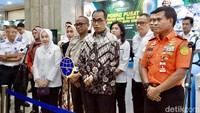Budi Karya mengatakan untuk tahun ini setidaknya ada 107 juta masyarakat yang akan mudik selama perayaan Natal 2023 dan Tahun Baru 2024. Hal itu disampaikan dalam pembukaan Posko Angkutan Natal dan Tahun Baru di Kemenhub, Selasa (19/12/2023).