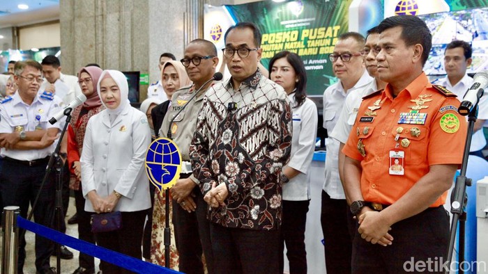 Menteri Perhubungan, Budi Karya Sumadi meresmikan Posko Pusat Angkutan Natal 2023 dan Tahun Baru 2024 (Nataru) di Kantor Kementerian Perhubungan RI, Selasa (19/12/2023). Ada sejumlah hal yang dapat diwanti-wanti dan harus jadi perhatian para petugas yaitu saat nanti terjadi lonjakan-lonjakan frekuensi masyarakat itu sudah diidentifikasi.