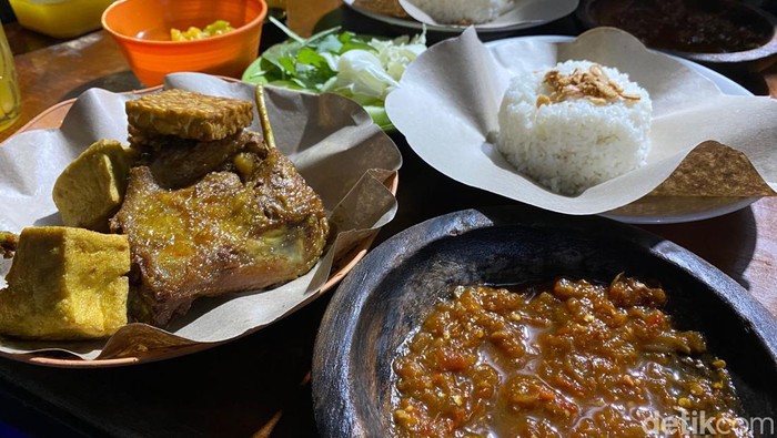Menikmati masakan ala Sunda dengan berbagai olahan sambal di Surabaya