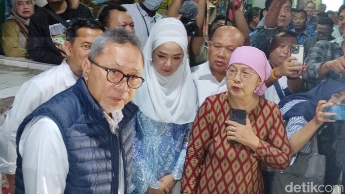 Menteri Perdagangan (Mendag) Zulkifli Hasan (Zulhas) pantau harga bahan pokok di Pasar Bulu Semarang, Selasa (19/12/2023).