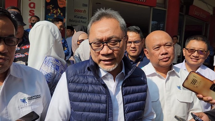 Menteri Perdagangan RI Zulkifli Hasan melakukan pemantauan harga bahan pokok di Pasar Bulu Semarang, Jawa Tengah.