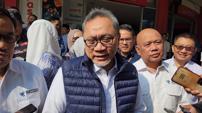 Menteri Perdagangan RI Zulkifli Hasan melakukan pemantauan harga bahan pokok di Pasar Bulu Semarang, Jawa Tengah.