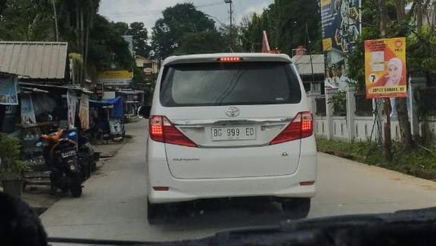 Mobil Alphard yang dipakai Bripka Edi menggunakan pelat nomor bodong