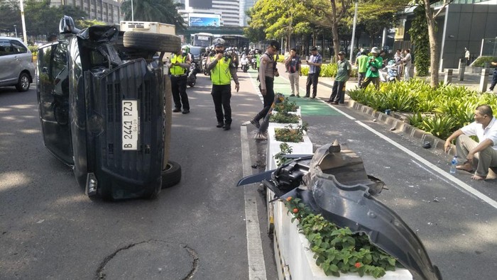 Mobil Terbalik di Jl Jenderal Sudirman Arah Bundaran HI