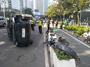 Mobil Terbalik di Jl Jenderal Sudirman Arah Bundaran HI, Lalin Padat