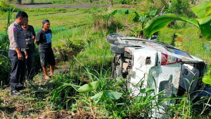 Mobil yang  membawa pelajar terperosok ke sawah di Taput. (Foto: Dok. Polres Taput)