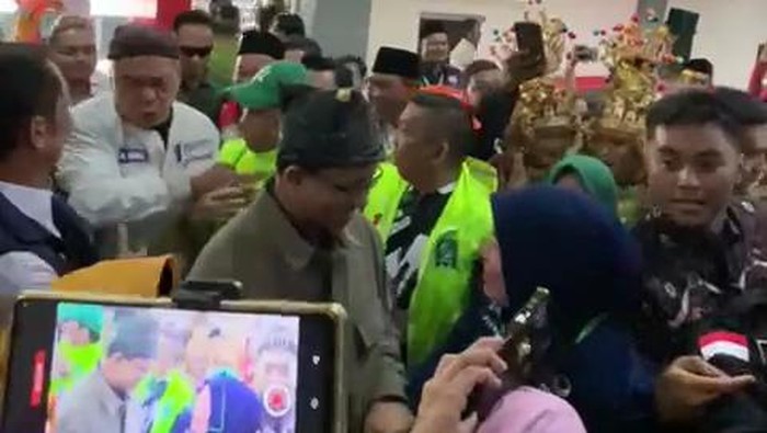 Momen Orana Putra Sohe ditarik oleh Ahmad Ali.