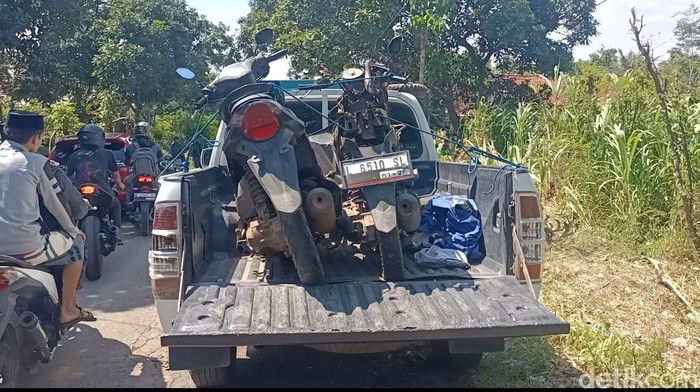 Motor korban yang ditabrak truk tronton di Gading, Probolinggo