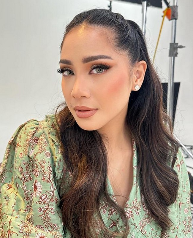 Penampilan pangling Nagita Slavina itu pun jadi sorotan. Sejumlah netizen menyebut Gigi mirip Tasya Farasya, Titi DJ hingga Ivan Gunawan. Jadi mirip Tasya.. Nagita Farasya Khan ini, tulis netizen. Mirip ivan gunawan, sambut netizen lain. Tadi kirain titi dj, komentar lainnya.  Foto: dok. Instagram/@tasyafarasya