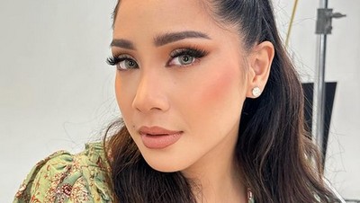 8 Foto Adu Gaya Makeup Nagita Slavina dan Tasya Farasya, Bold Vs. Natural