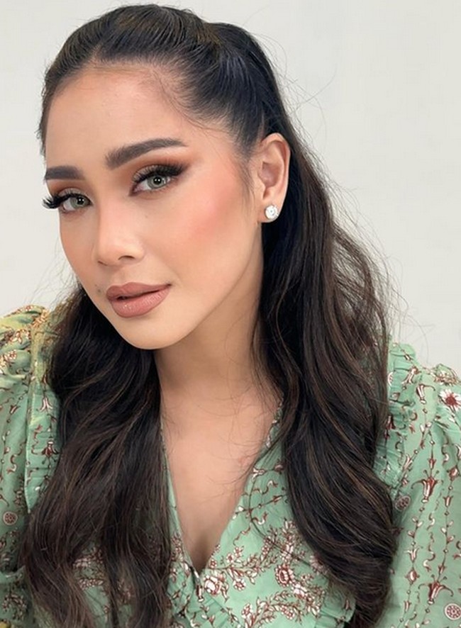 Nagita Slavina jarang terlihat dengan makeup bold. Beauty influencer Tasya Farasya mendandani Nagita jadi manglingi. Foto: dok. Instagram/@tasyafarasya
