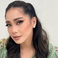 Nagita Slavina jarang terlihat dengan makeup bold. Beauty influencer Tasya Farasya mendandani Nagita jadi manglingi. Foto: dok. Instagram/@tasyafarasya
