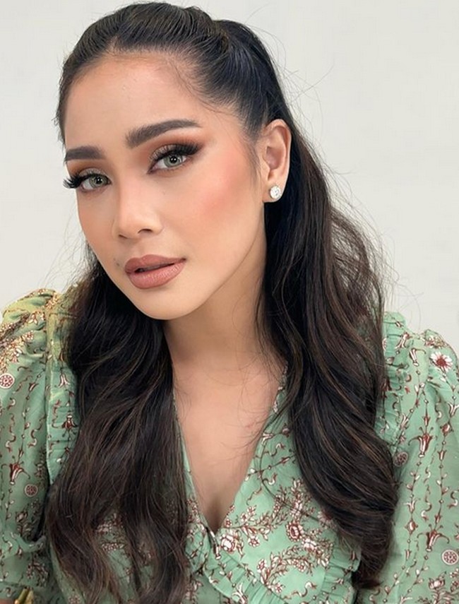 Sementara itu, pulasan lipstik nude yang dibaurkan hingga luar bibir memberikan efek tebal pada bibir.  Foto: dok. Instagram/@tasyafarasya