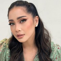 Sementara itu, pulasan lipstik nude yang dibaurkan hingga luar bibir memberikan efek tebal pada bibir.  Foto: dok. Instagram/@tasyafarasya