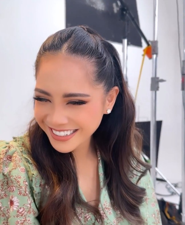 Makeup khas ala Tasya Farasya dipulaskan di wajah Nagita. Tampak Nagita Slavina dibubuhi dengan contouring tebal sehingga memberikan efek mengubah struktur wajahnya.  Foto: dok. Instagram/@tasyafarasya