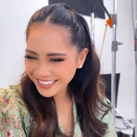 Makeup khas ala Tasya Farasya dipulaskan di wajah Nagita. Tampak Nagita Slavina dibubuhi dengan contouring tebal sehingga memberikan efek mengubah struktur wajahnya.  Foto: dok. Instagram/@tasyafarasya