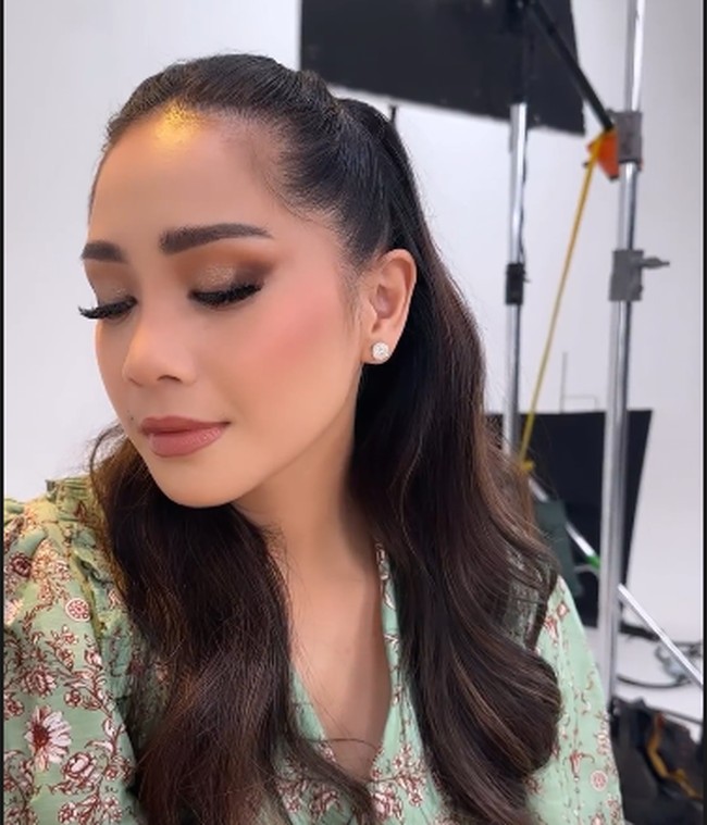 Begitu pula makeup mata yang glamour. Gradasi eyeshadow coklat memberikan vibe makeup bold. Foto: dok. Instagram/@tasyafarasya