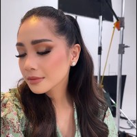 Begitu pula makeup mata yang glamour. Gradasi eyeshadow coklat memberikan vibe makeup bold. Foto: dok. Instagram/@tasyafarasya