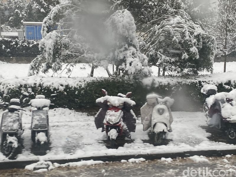 Naik motor pakai selimut saat musim dingin di China