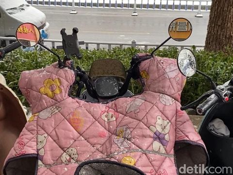 Naik motor pakai selimut saat musim dingin di China