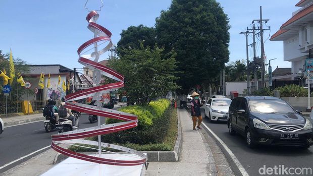 Ornamen Natal dan Tahun Baru percantik Jalan Sudirman-Kotabaru Jogja, Selasa (19/12/2023).