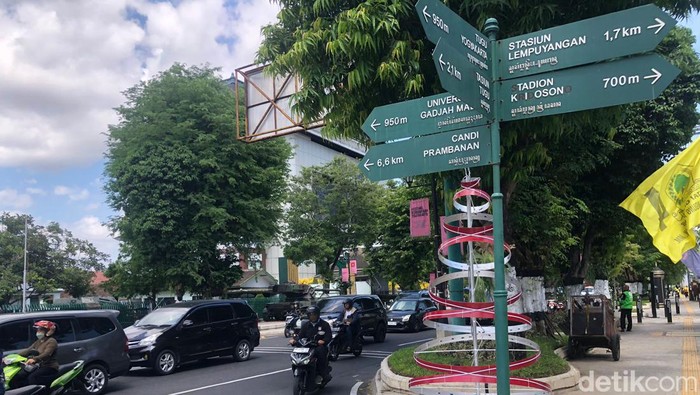 Ornamen Natal dan Tahun Baru percantik Jalan Sudirman-Kotabaru Jogja, Selasa (19/12/2023).
