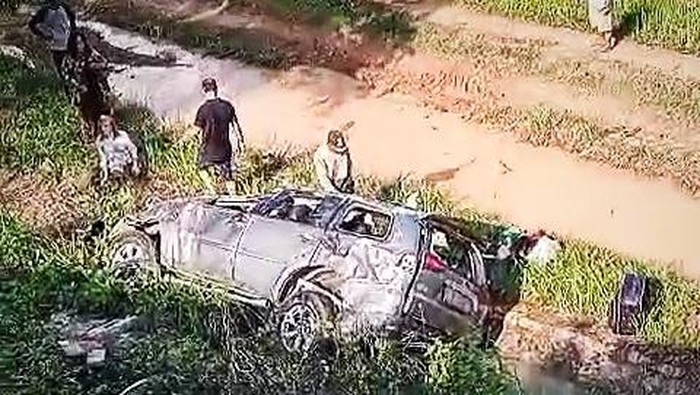 Pajero kecelakaan tunggal di tol Lampung Tengah.