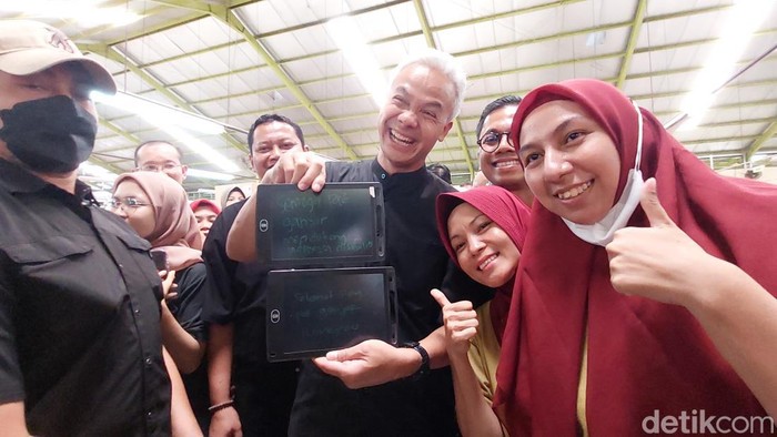 Para pegawai Pabrik Rokok berfoto dengan Ganjar Pranowo (Anggi Muliawati/detikcom)