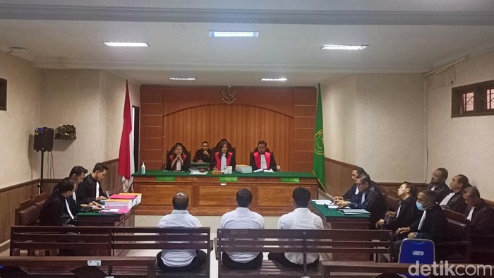 Para terdakwa perusakan dan pembakaran Resort Neano di Desa Bugbug saat menjalani sidang perdana di PN Amlapura Selasa (19/12/2023). (Foto: I Wayan Selamat Juniasa/detikBali)