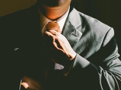 7 Cara Memakai Dasi Mudah untuk Sekolah hingga Acara Formal