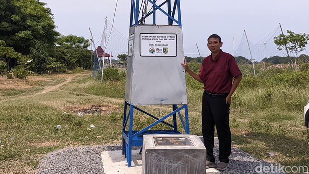 Pembangkit listrik hybrid tenaga angin dan matahari dipasang di jalan desa yang rawan saat malam di Desa Banjarsari, Kecamatan Sayung, Demak.
