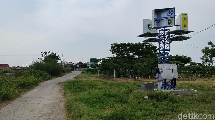 Pembangkit listrik hybrid tenaga angin dan matahari dipasang di jalan desa yang rawan saat malam di Desa Banjarsari, Kecamatan Sayung, Demak.