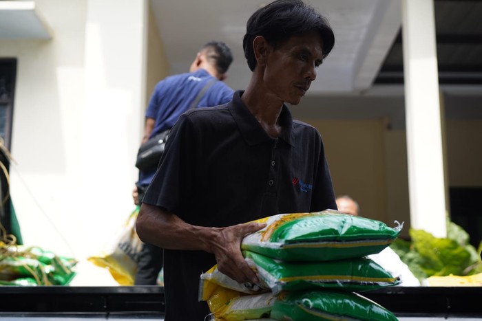 Pemerintah Kabupaten Kediri menyikapi kenaikan harga bahan pokok di pasaran dengan mengadakan pangan murah dan penyerahan bingkisan sosial