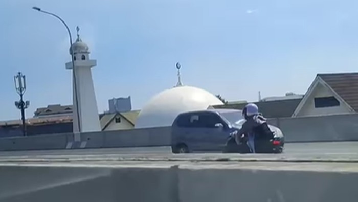 Pemotor wanita melawan arus di Tol Layang Pettarani Makassar.