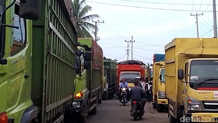 Penampakan kemacetan di Jalan Lintas Batanghari-Jambi akibat kepadatan angkutan batu bara.