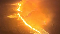 Aliran lava terlihat saat letusan gunung berapi di Grindavik, Semenanjung Reykjanes Islandia, Senin (18/12/2023). (Icelandic coast guard via AP)