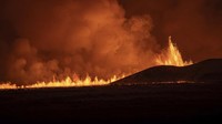 Letusan gunung terjadi setelah aktivitas gempa bumi yang intens selama beberapa pekan terakhir. (AP Photo/Marco Di Marco)