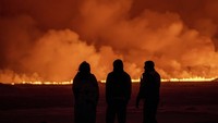 Mengantisipasi bencana yang lebih besar, pihak berwenang mengevakuasi 4.000 penduduk dari kota nelayan Grindavik. (AP Photo/Marco Di Marco)