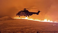 Data dari tim seismologi Islandia menunjukkan 100 hingga 200 meter kubik lava muncul per detik. (Icelandic coast guard via AP)