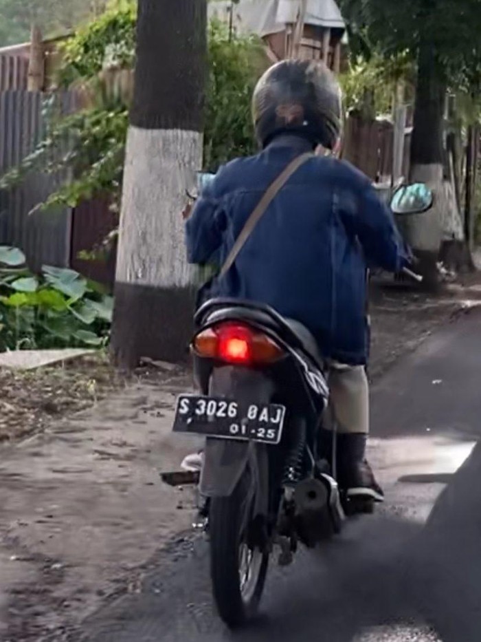 Penampakan pelaku pamer kelamin di Kota Batu yang sempat divideo oleh korban dari belakang.