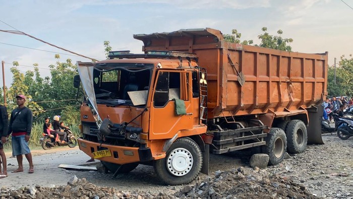 Penampakan truk yang terlibat kecelakaan di Parung Panjang, Bogor.