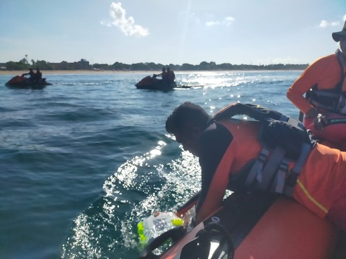 Pencarian wisatawan hilang di Pantai Double Six, Kelurahan Seminyak, Kecamatan Kuta, Kabupaten Badung. (Dok. Basarnas Bali)