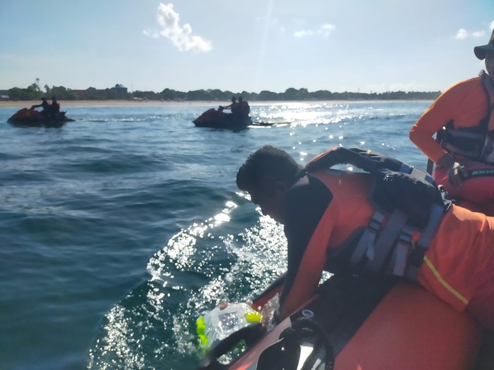 Pencarian wisatawan hilang di Pantai Double Six, Kelurahan Seminyak, Kecamatan Kuta, Kabupaten Badung. (Dok. Basarnas Bali)