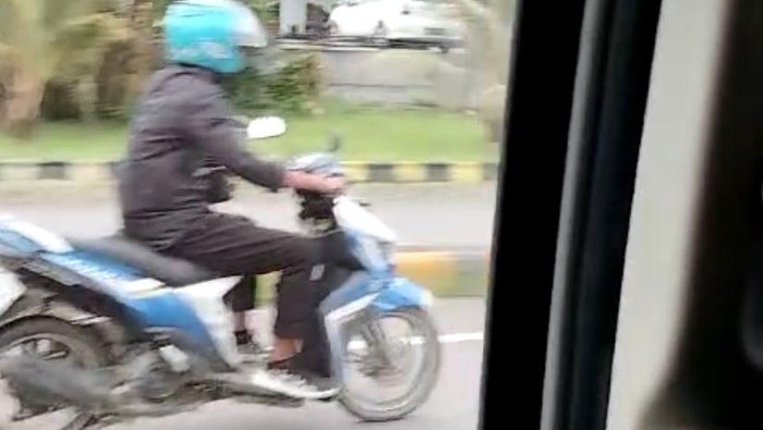 Pengendara motor pria masuk Jalan Tol di Makassar, Sulawesi Selatan (Sulsel) dihalau petugas.