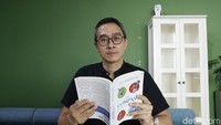 Kepada detikcom, Henry Manampiring menceritakan inspirasinya dalam menulis buku ketujuh yang berjudul The Compass. Bukunya diterbitkan oleh penerbit Gagasmedia.   Foto: Tripa Ramadhan/ detikcom