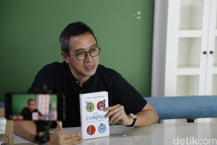 Penulis Henry Manampiring saat menyambangi kantor detikcom pada Kamis (14/12/2023).