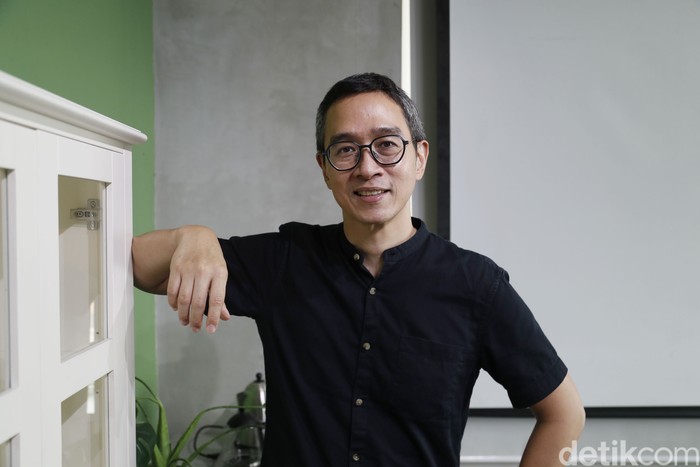 Penulis Henry Manampiring saat menyambangi kantor detikcom pada Kamis (14/12/2023). Penulis Henry Manampiring saat menyambangi kantor detikcom pada Kamis (14/12/2023).